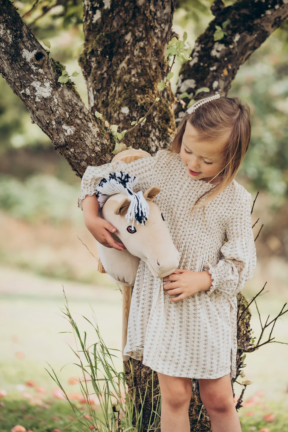 meisje houdt hobbyhorse fjord vast