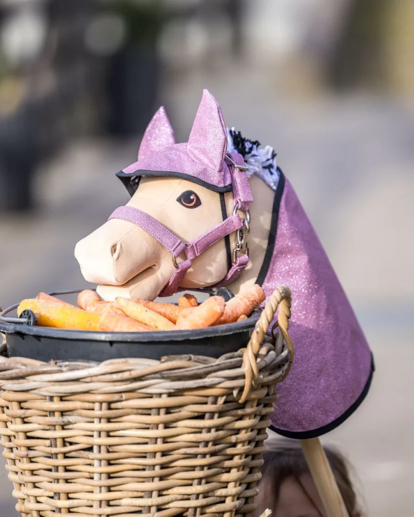 Fjord hobbyhorse met deken en oornet met mand met wortels