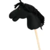 Hobby horse zwart korte stok paardenmeisje zijaanzicht paard