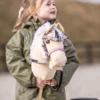 Meisje speelt met hobbyhorse roze glitter